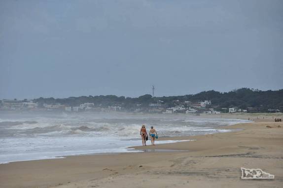A Ana caminha com a Ixa na praia de La Pedrera, no litoral do Uruguai